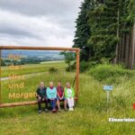 Behind the Scenes: Filmaufnahmen in Wehrheim für den neuen Imagefilm der Gemeinde. Wanderer am Klima-Erlebnispfad.